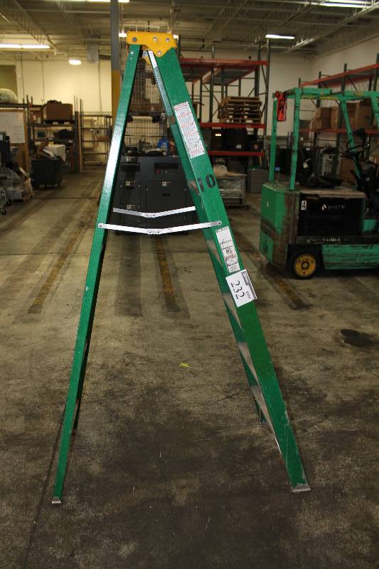 lot 232 image: Metal Ladder wSteps Green.