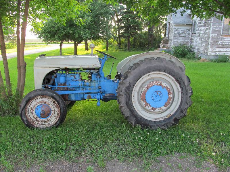 lot 5 image: 1947 Ford 9N Tractor
