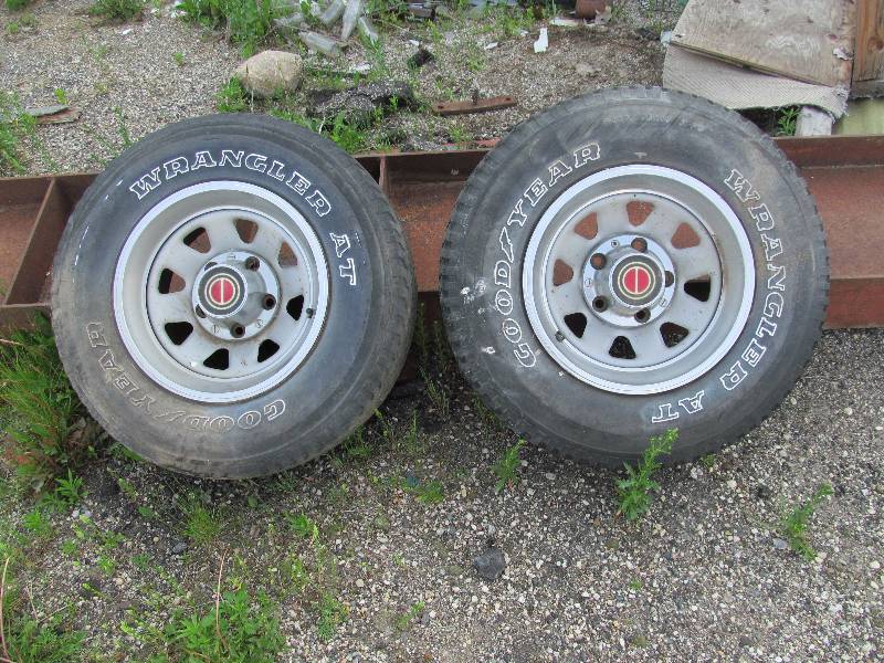 lot 23 image: 15 Ford Wheels