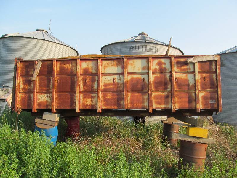 lot 26 image: 18 Dump Box