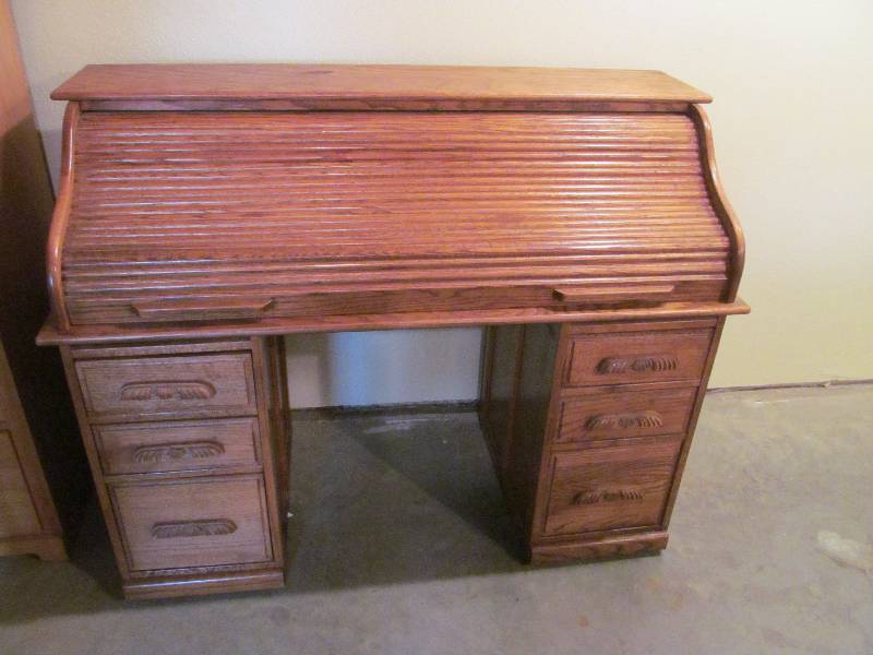 lot 40 image: Wood Roll top desk