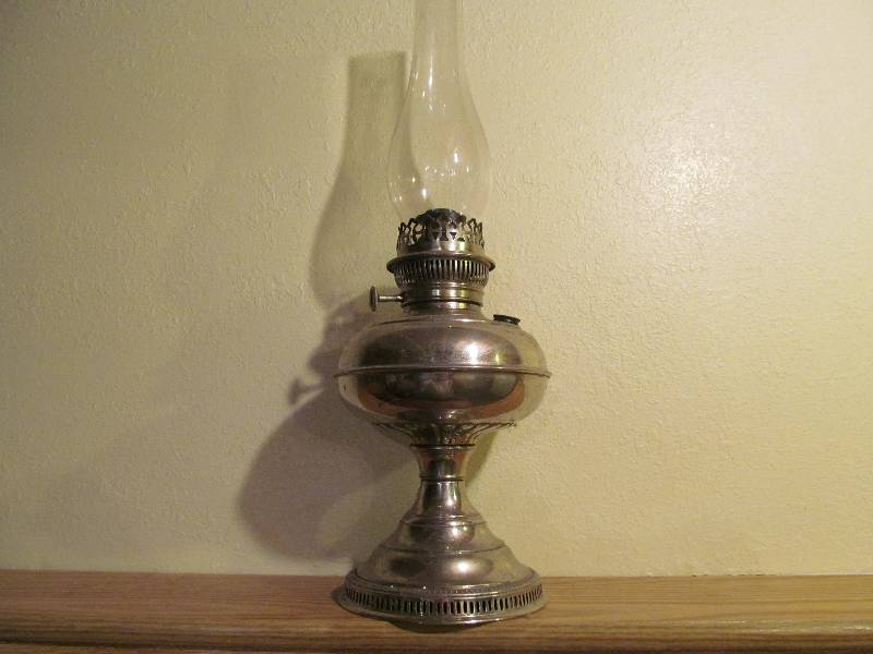 lot 42 image: Vintage,Metal oil lamp