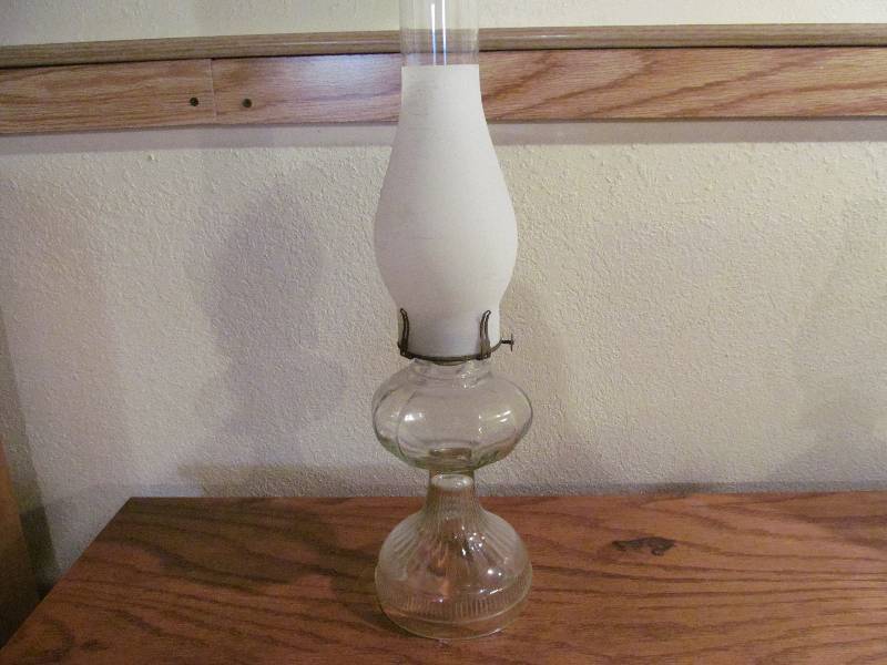 lot 44 image: Vintage Glass Oil Lamp