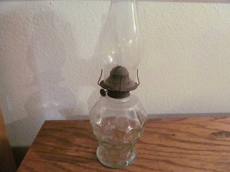 lot 47 image: Vintage Glass Oil Lamp