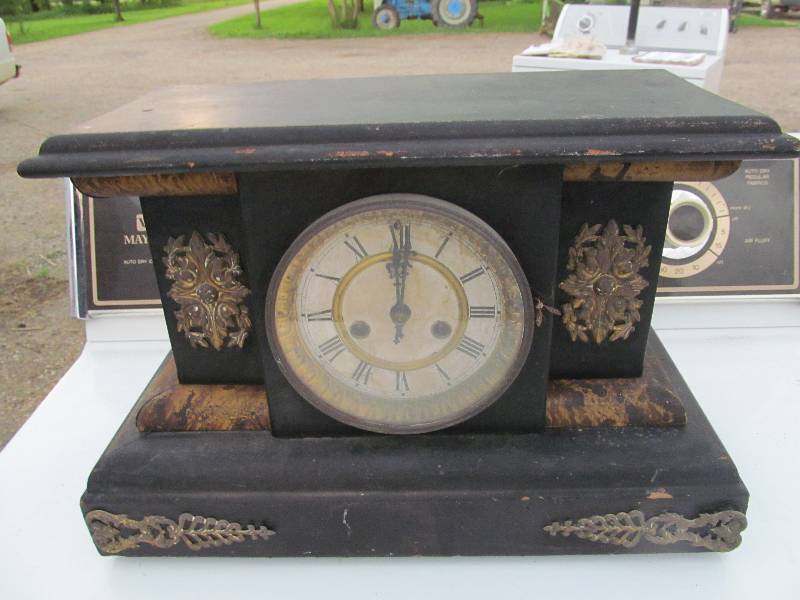 lot 67 image: Vintage Mantel Clock