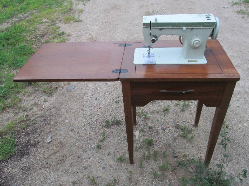 lot 71 image: Singer Sowing Machine w Stand