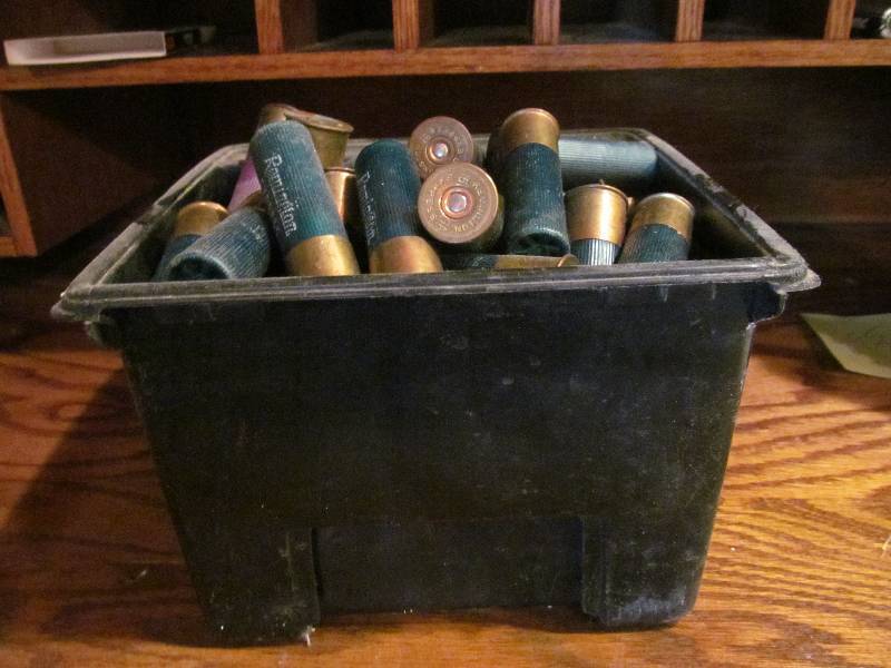 lot 101 image: Tub of 16ga. Shells