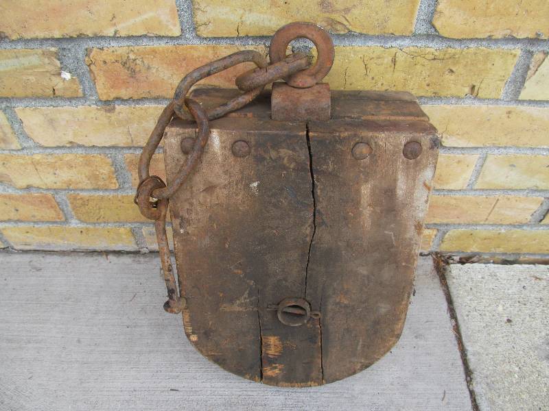 lot 10 image: Vintage barn pulley