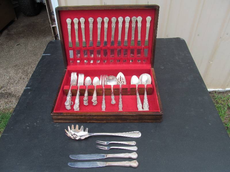 lot 17 image: Vintage Silverware set