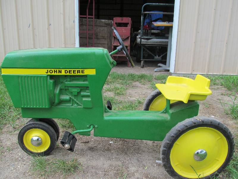 lot 6 image: John Deere Children s Tractor