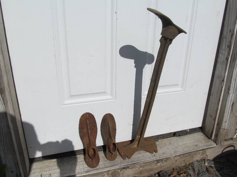 lot 8 image: Vintage shoe makers set