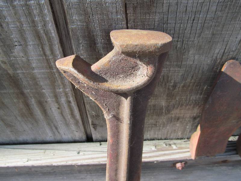 lot 129 image: Shoe makers set