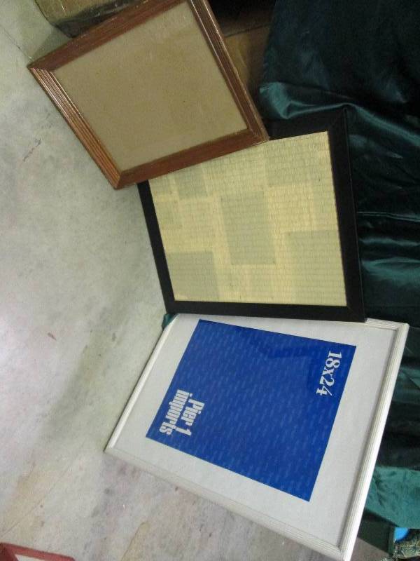 lot 17 image: Qty 3 Empty picture frames...