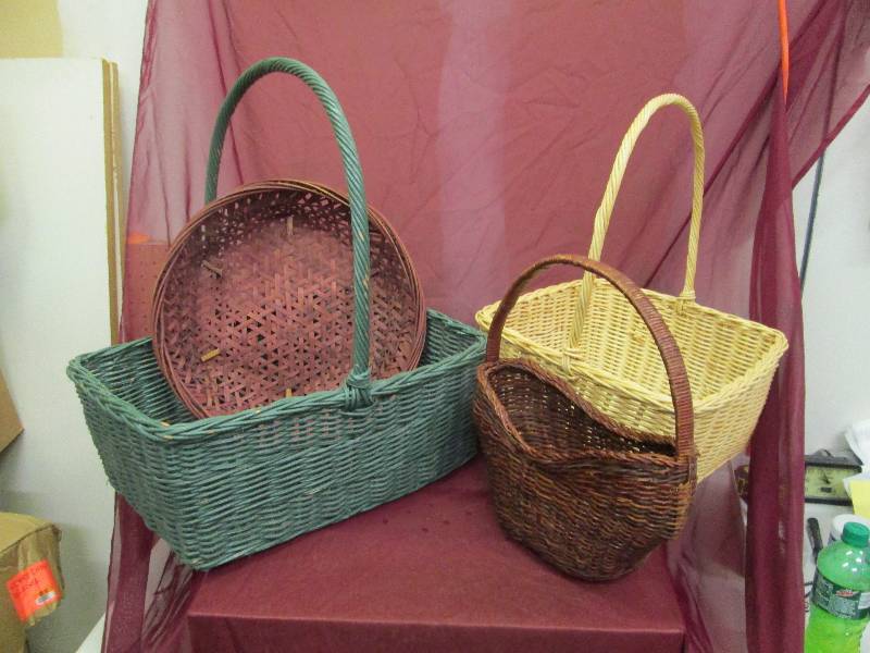 lot 19 image: Assortment of wicker basket differe...
