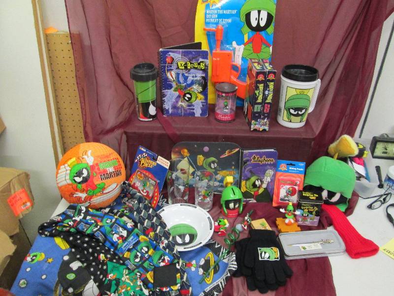 lot 21 image: Assortment of different item that h...