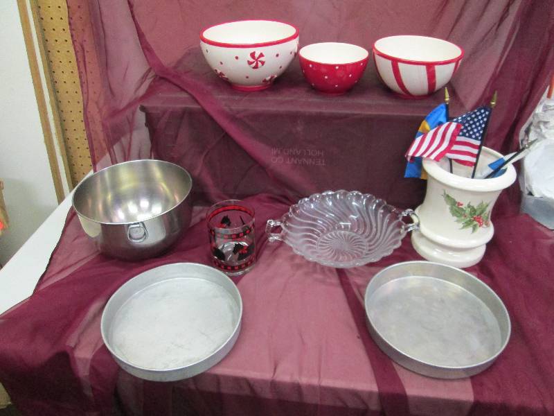 lot 22 image: Metal mixing bowl, glass bowls, rou...