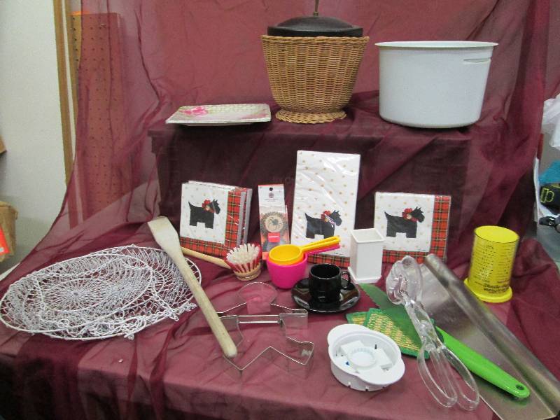 lot 26 image: Napkins, measuring cups, Bialetti C...