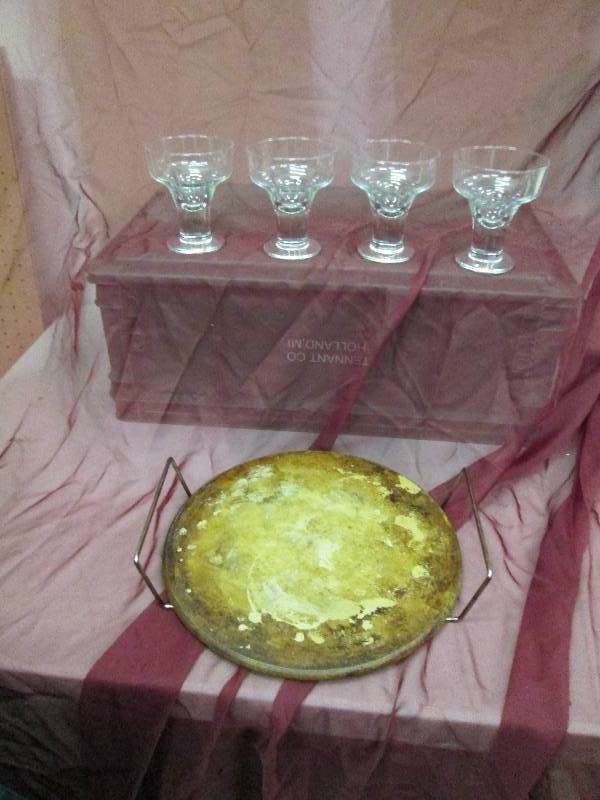 lot 28 image: Super Stone and 4 glass ice cream c...