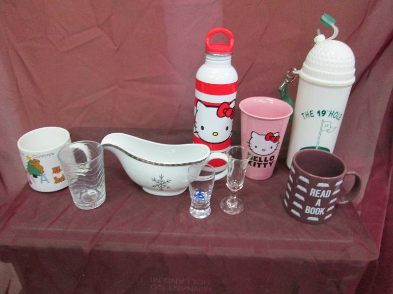 lot 33 image: Christmas mug, Gravy dish, Hollo ki...