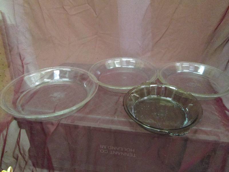 lot 35 image: Qty 4 glass pie pans...