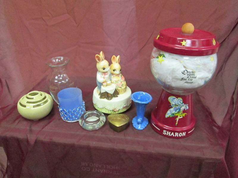 lot 36 image: Assortment of different decorations...