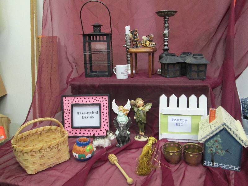 lot 37 image: Assortment of different decorations...