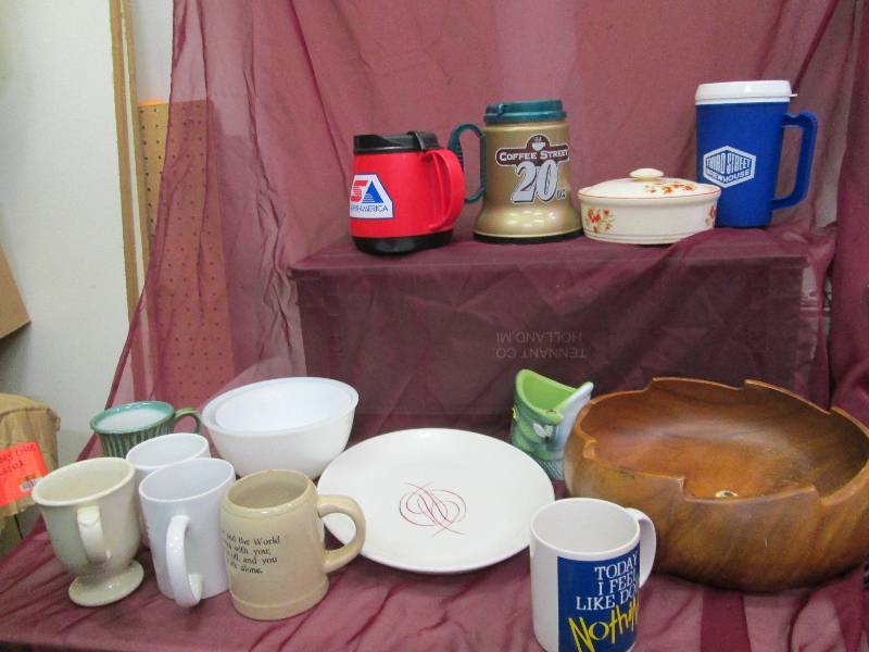 lot 50 image: Assortment of coffee mug, Fish pop ...