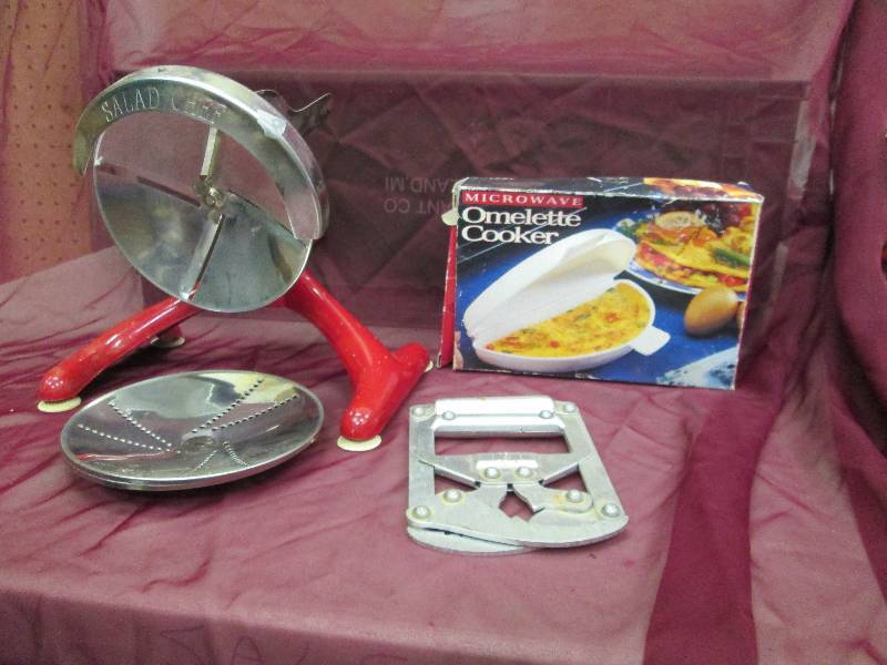 lot 51 image: Salad chef, microwave omelets cooke...