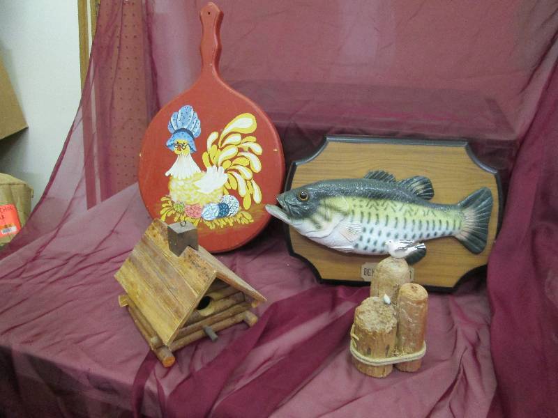 lot 82 image: Big mouth Billy Bass, Chicken pictu...