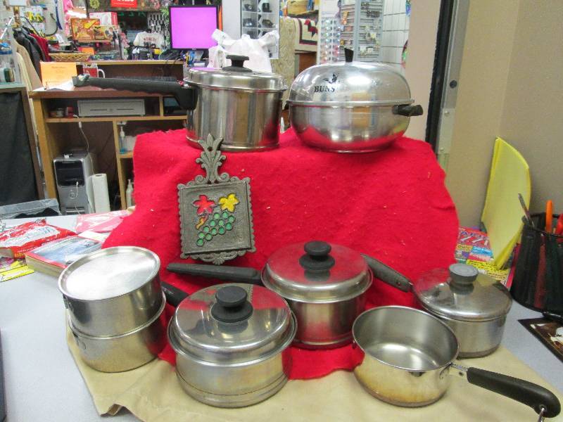 lot 103 image: Assortment of size of pots and Buns...