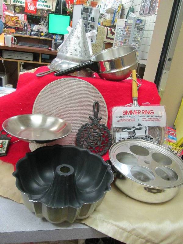 lot 104 image: Assortment of kitchen stuff ...