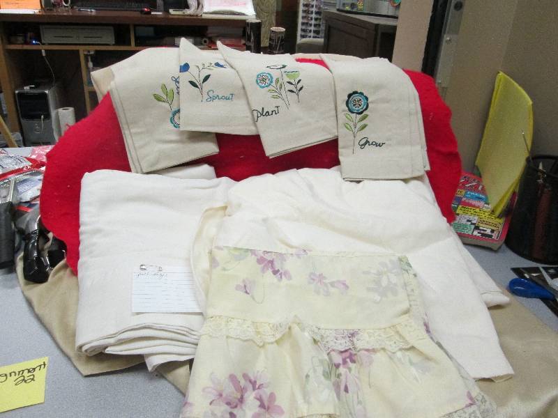 lot 112 image: Full size sheets,  pillow case and ...