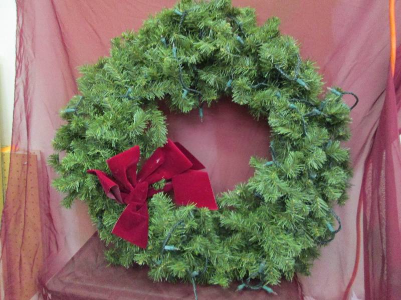 lot 126 image: Light up christmas wreath...