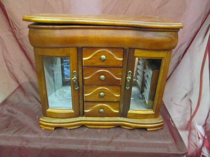 lot 129 image: Jewerly box...