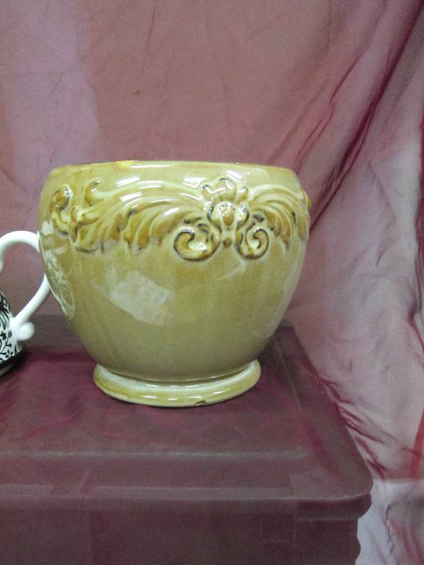 lot 132 image: Marie by giftcraft tea set and a va...