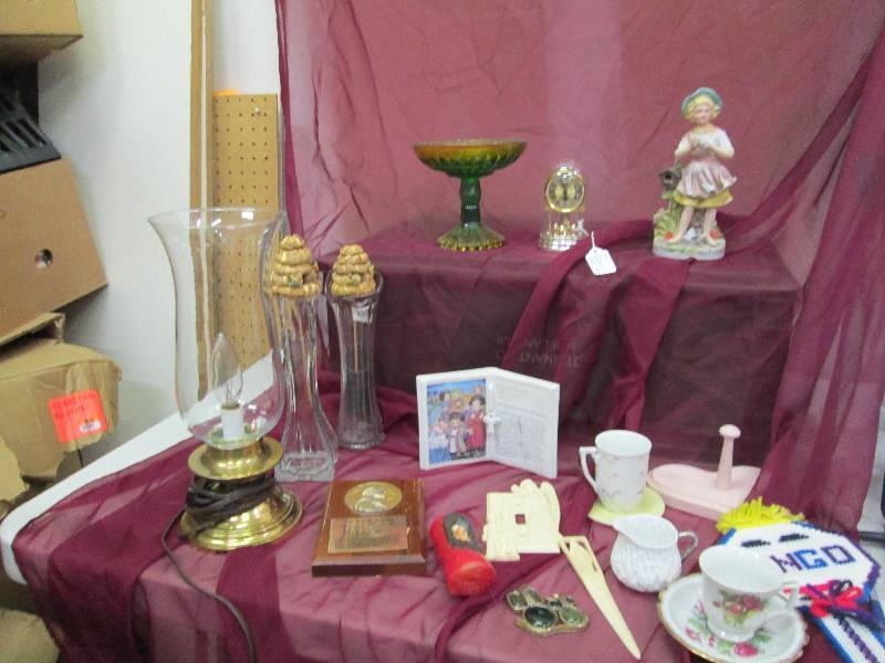 lot 137 image: Plug in light, mini mantle clock, v...