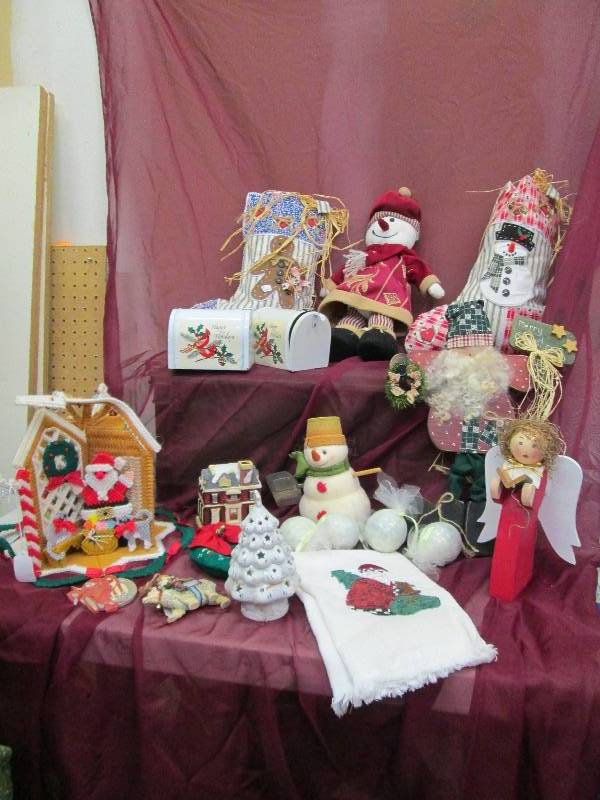 lot 139 image: Assortment of christmas stuff...