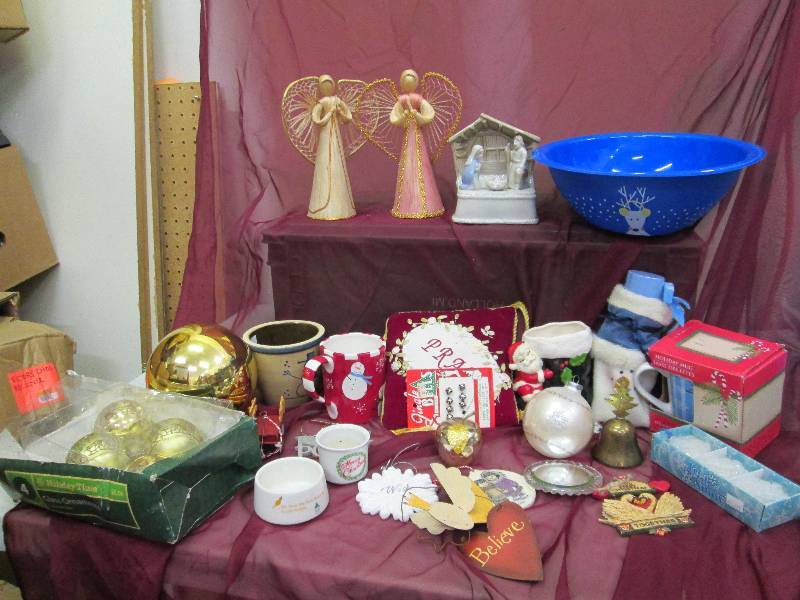 lot 140 image: Assortment of christmas stuff...