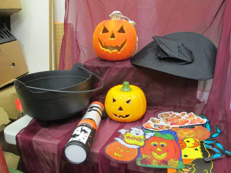 lot 143 image: Assortment of halloween items...