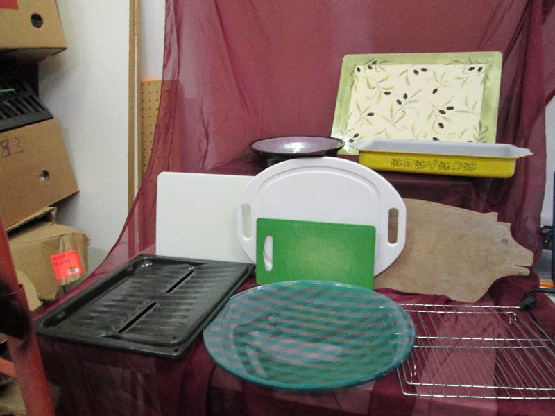 lot 148 image: Serving plate, cutting boards and p...