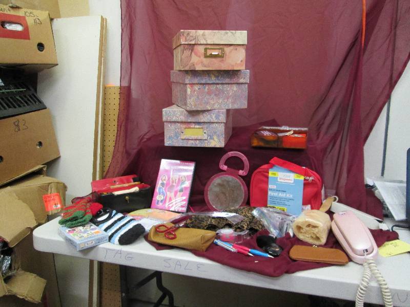 lot 164 image: Storage boxes, sticky note pads, Gi...