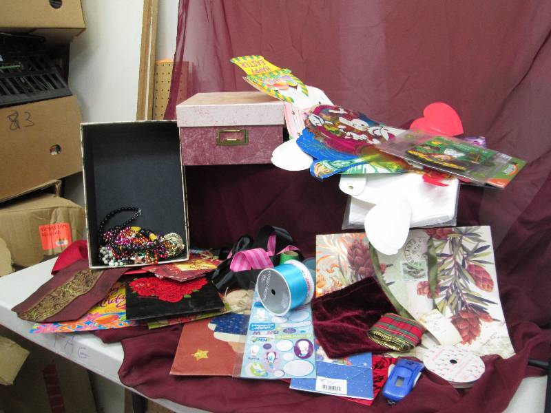 lot 173 image: Assortment of gift bags, ribbions, ...