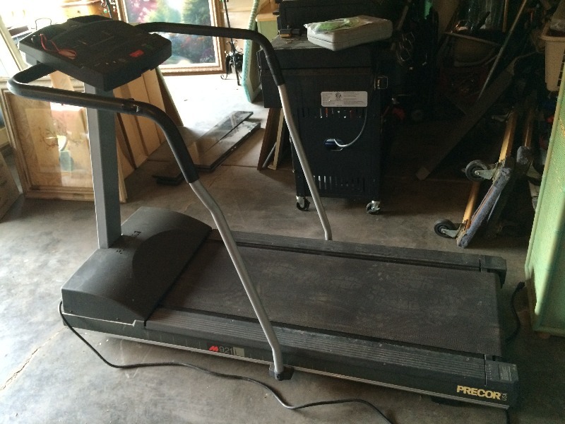 Precor 921i Walk-behind Treadmill  Inclines    Works Fine