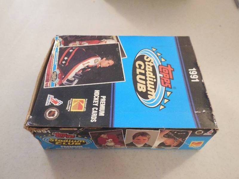 lot 12-COPY image: 199192 Topps Stadium Club Hockey Box