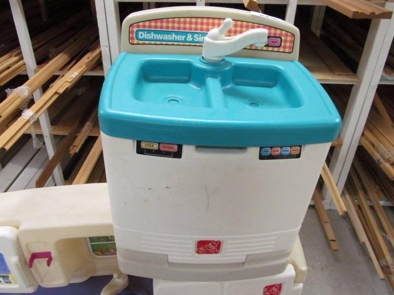 lot 7 image: Step 2 Little Helpers Dishwasher & Sink