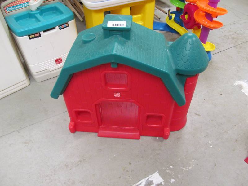 lot 11 image: Step 2 Preschool Toy Barn