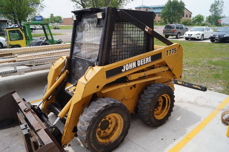 John Deere 7775 Skid Loader