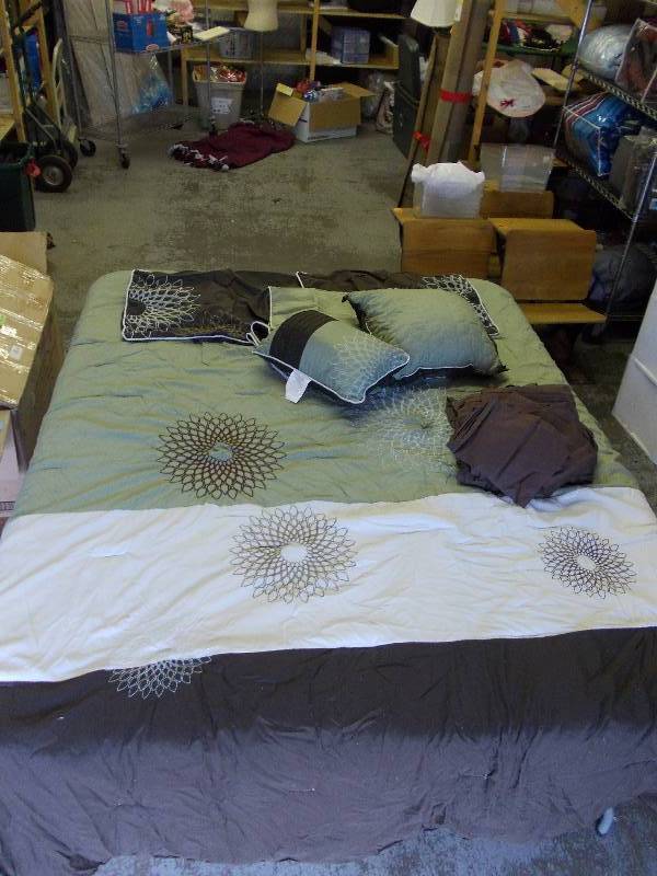FullQueen Comforter, Sheet Set, Pillows (Like New)