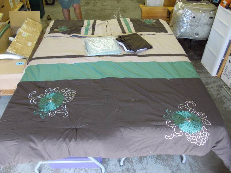 NEW Dahlia Queen Size 8-Piece Comforter Set