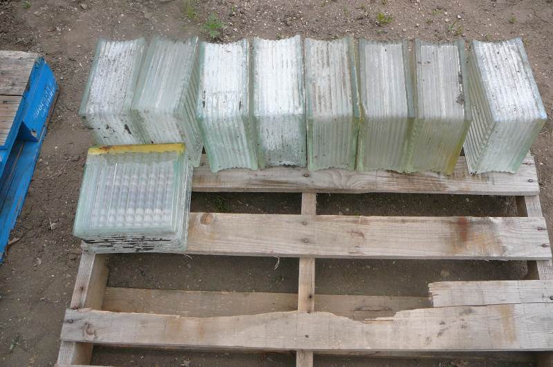 lot 1 image: Glass Block